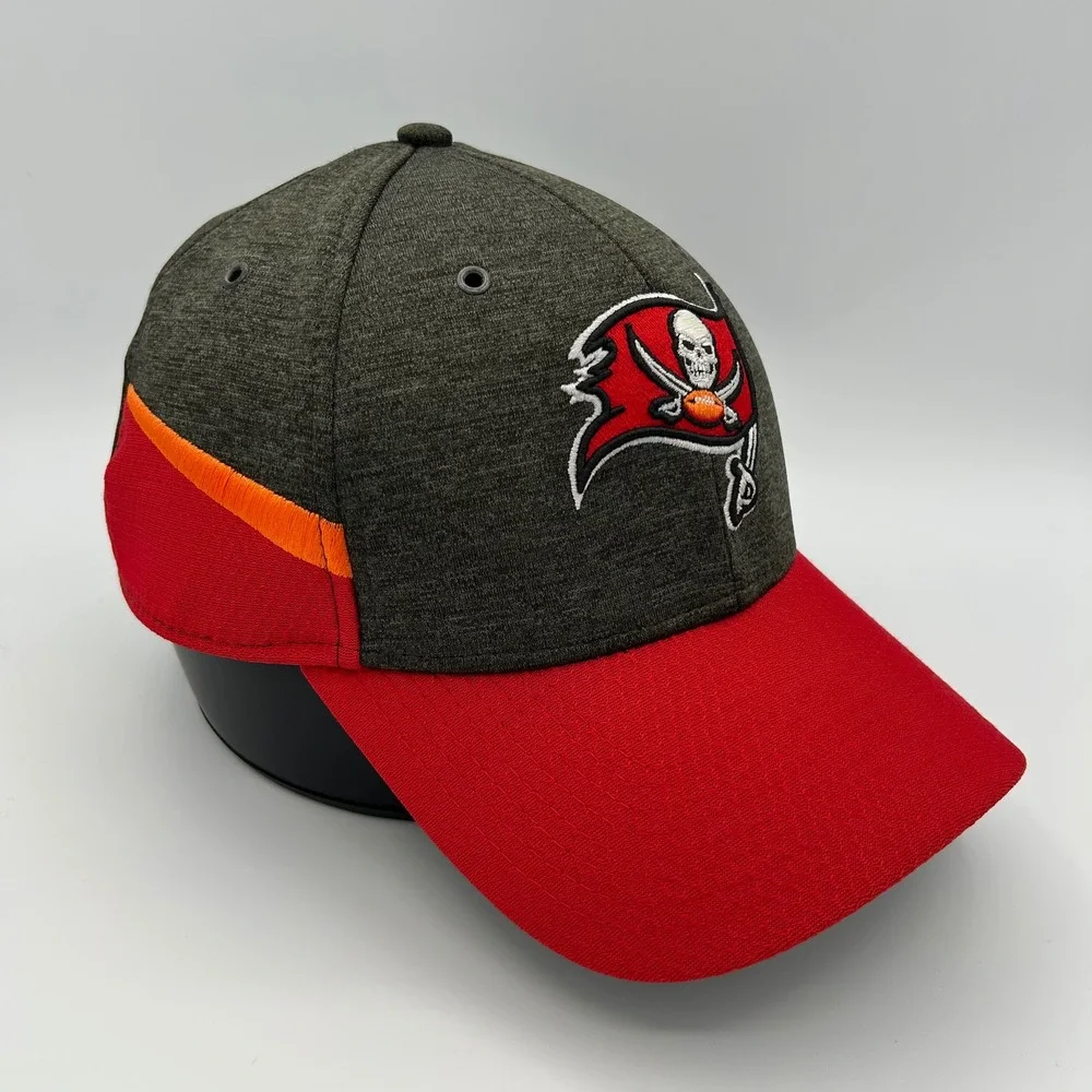 Tampa Bay Buccaneers Hat New Era 39THIRTY Mens L/XL Red Charcoal Sideline Sport